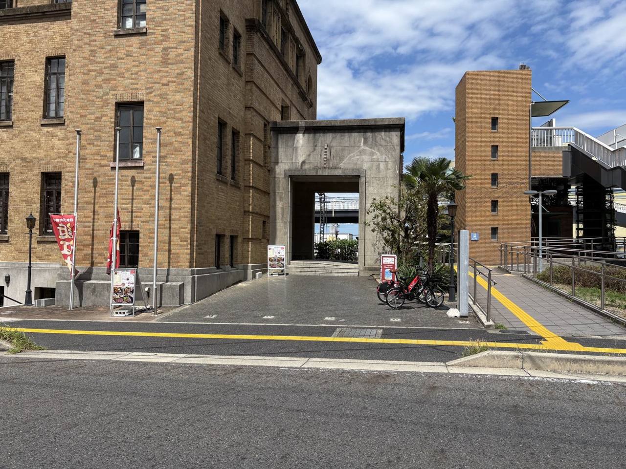 前面道路から見た前庭。車両はここから段差なく進入できます